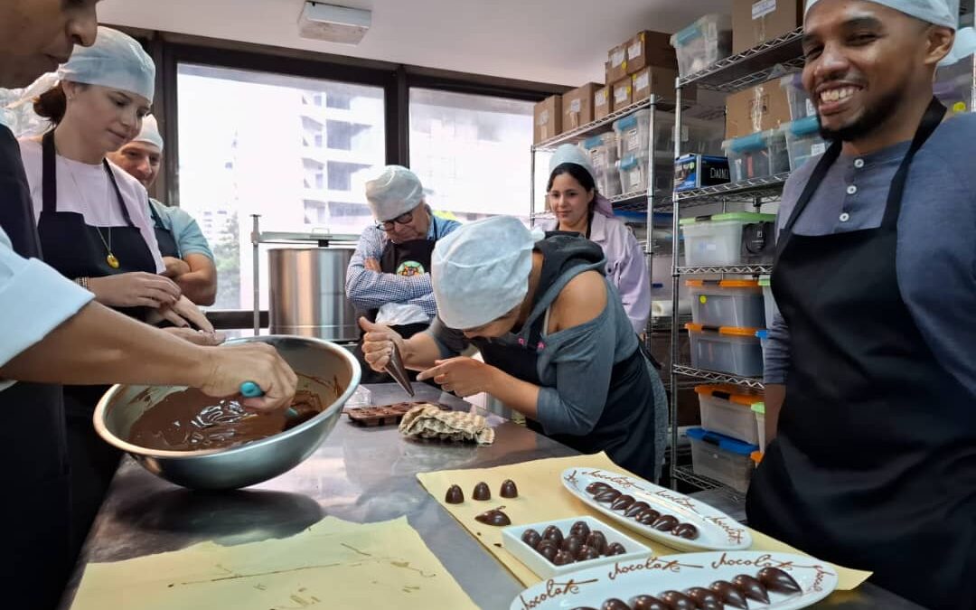 Egresadas de Trabajo y Persona participaron en Masterclass de Chocolatería en Franceschi Chocolate