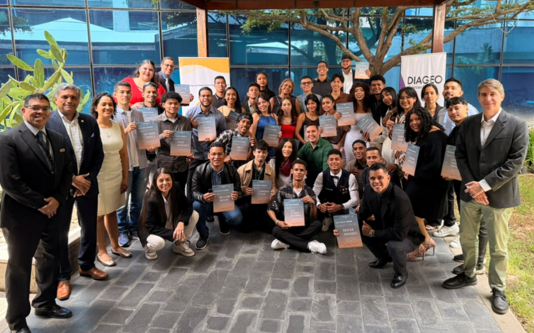 100 nuevos egresados culminaron los cursos de Auxiliar de Barra y Cierre de Ventas